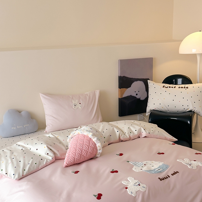 91家纺网 家纺一手货源 找家纺 时光里 2025新款100S卡通风贡缎毛巾绣四件套 兔小懒