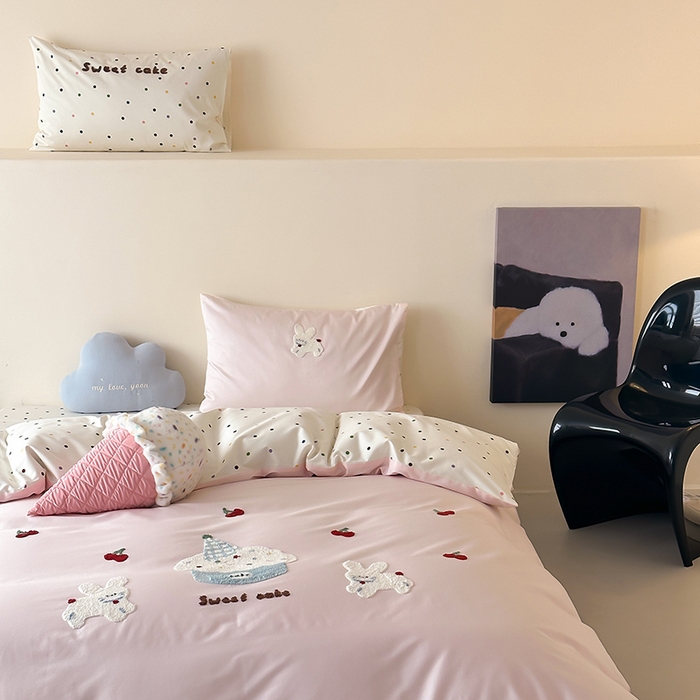 91家纺网 家纺一手货源 找家纺 时光里 2025新款100S卡通风贡缎毛巾绣四件套 兔小懒