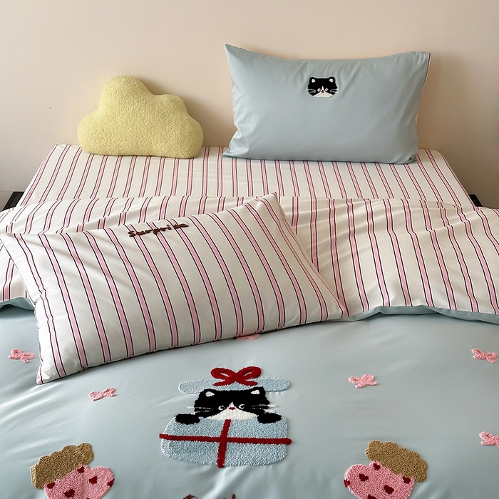 91家纺网 家纺一手货源 找家纺 时光里 2025新款100S卡通风贡缎毛巾绣四件套 小猫耶