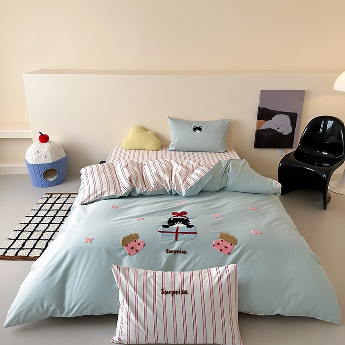 91家纺网 家纺一手货源 找家纺 时光里 2025新款100S卡通风贡缎毛巾绣四件套 小猫耶