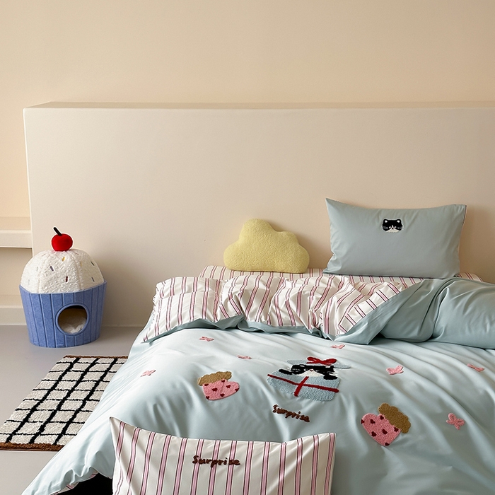 91家纺网 家纺一手货源 找家纺 时光里 2025新款100S卡通风贡缎毛巾绣四件套 小猫耶