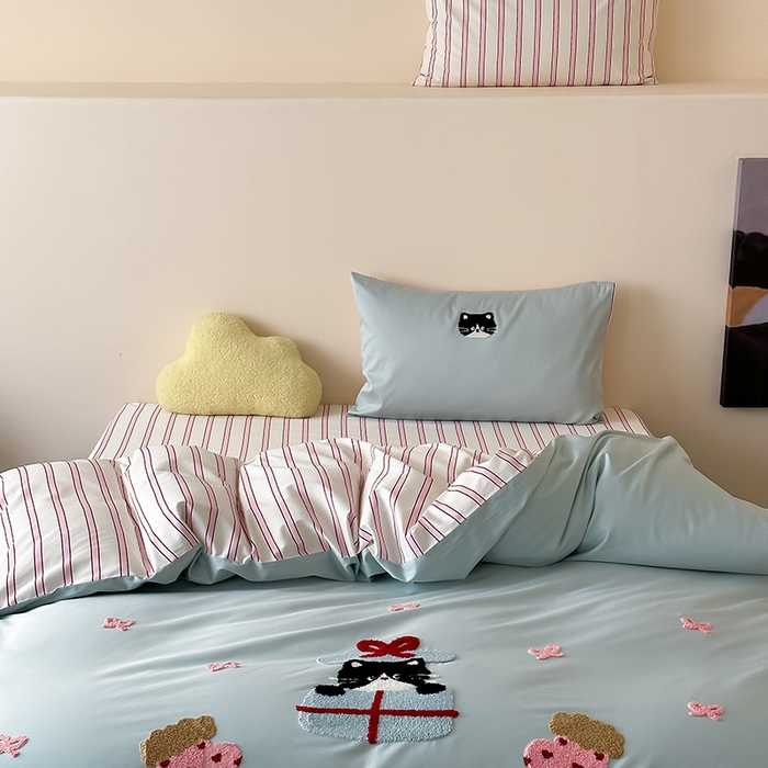 91家纺网 家纺一手货源 找家纺 时光里 2025新款100S卡通风贡缎毛巾绣四件套 小猫耶