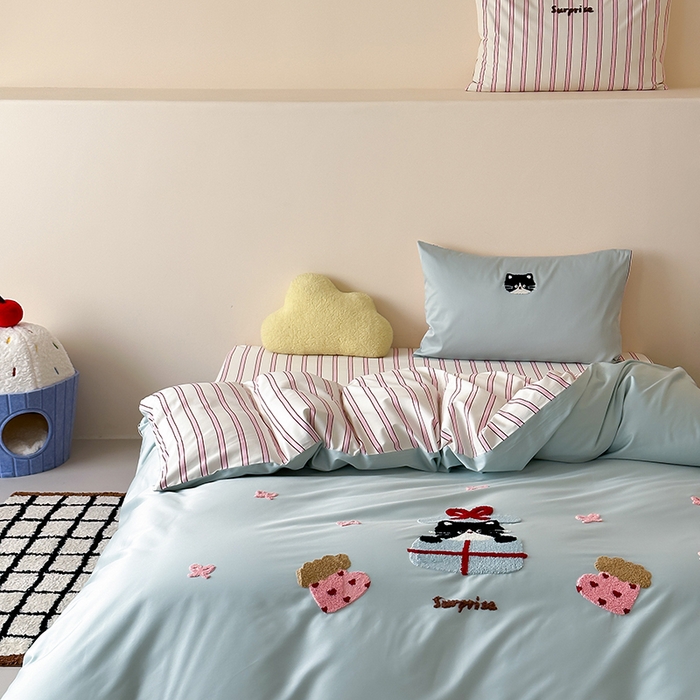 91家纺网 家纺一手货源 找家纺 时光里 2025新款100S卡通风贡缎毛巾绣四件套 小猫耶