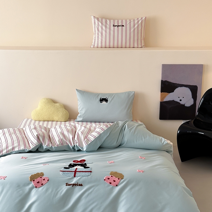 91家纺网 家纺一手货源 找家纺 时光里 2025新款100S卡通风贡缎毛巾绣四件套 小猫耶