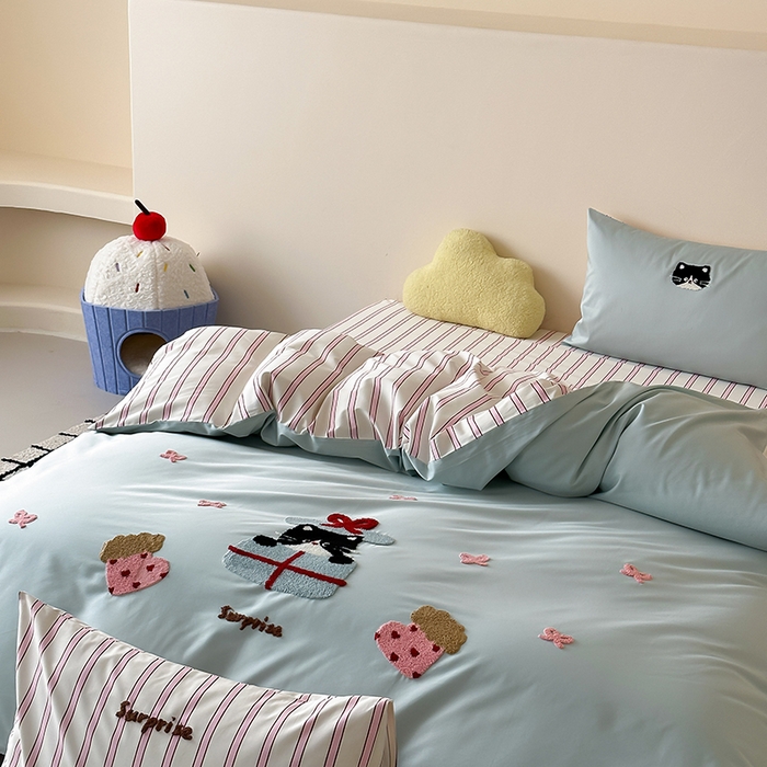 91家纺网 家纺一手货源 找家纺 时光里 2025新款100S卡通风贡缎毛巾绣四件套 小猫耶