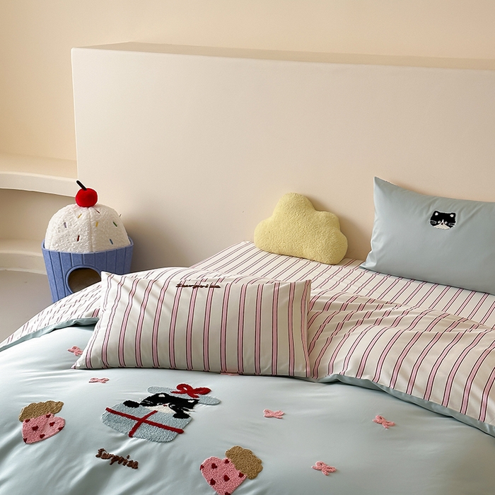 91家纺网 家纺一手货源 找家纺 时光里 2025新款100S卡通风贡缎毛巾绣四件套 小猫耶