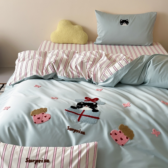 91家纺网 家纺一手货源 找家纺 时光里 2025新款100S卡通风贡缎毛巾绣四件套 小猫耶