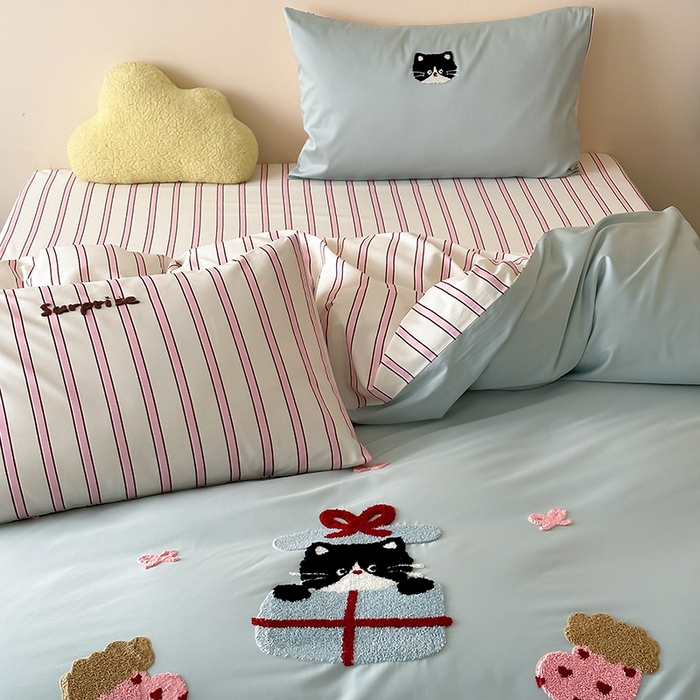 91家纺网 家纺一手货源 找家纺 时光里 2025新款100S卡通风贡缎毛巾绣四件套 小猫耶