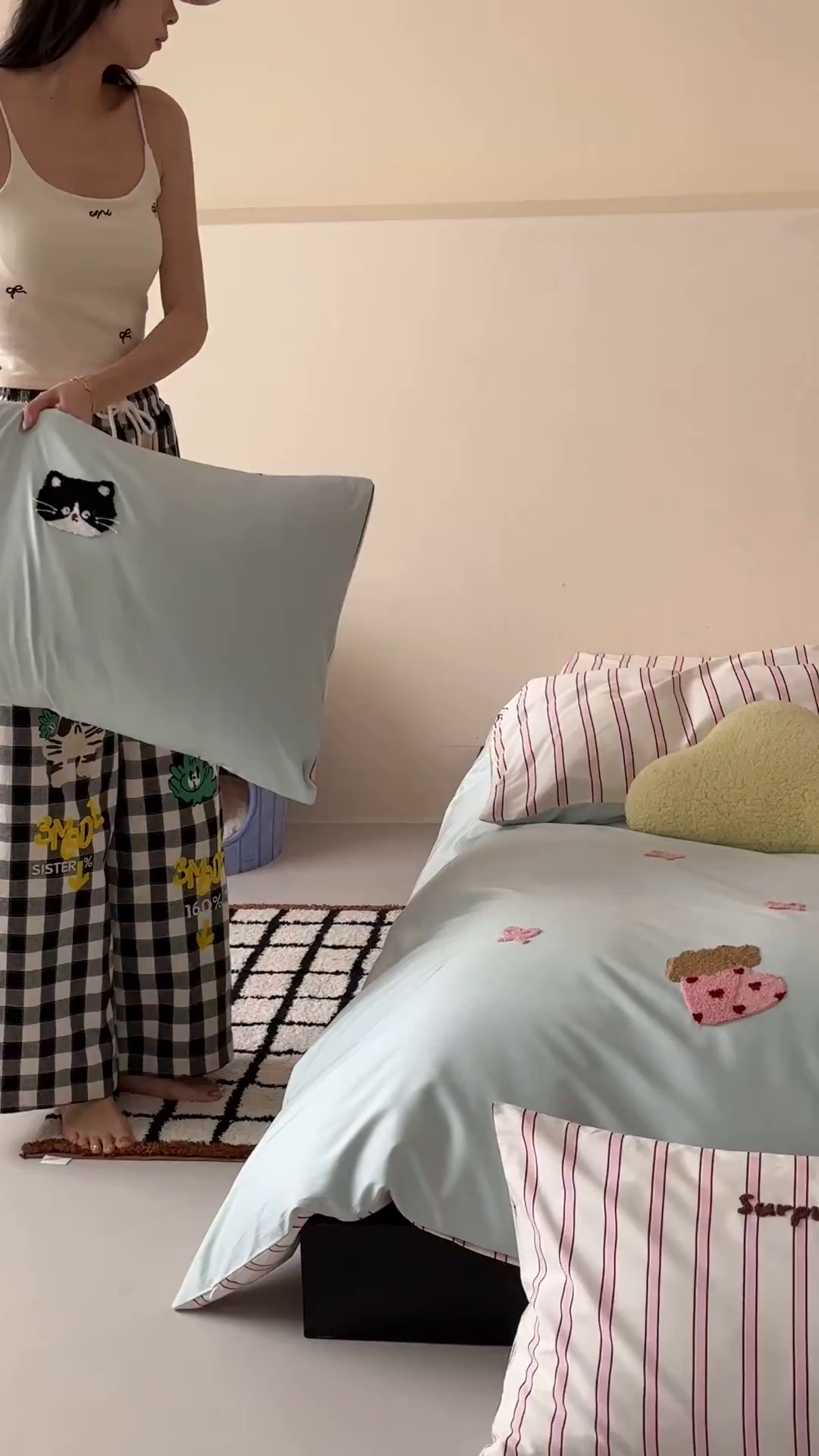 91家纺网 家纺一手货源 找家纺 时光里 2025新款100S卡通风贡缎毛巾绣四件套 小猫耶