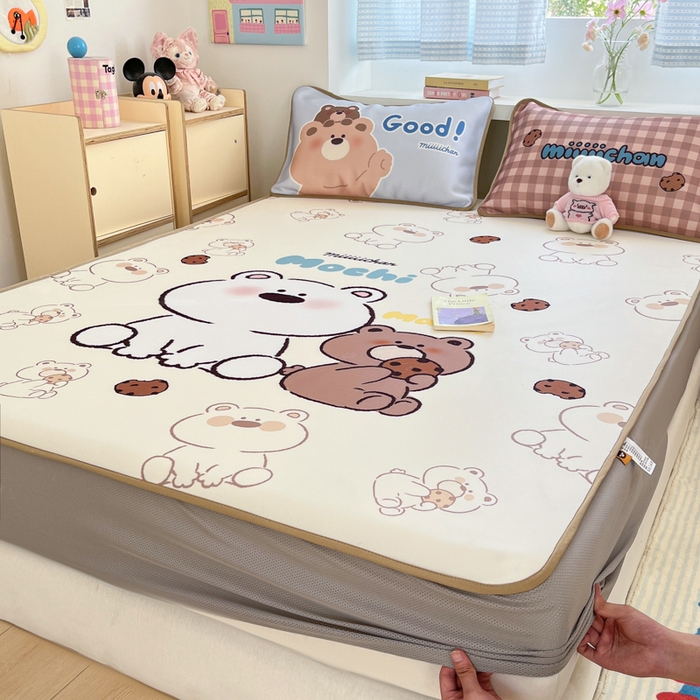 91家纺网 家纺一手货源 找家纺 金爱家  2025新款正版授权miiiiichan可爱卡通大版数码印花A类1200D冰感丝凉感席冰丝三件套平铺床笠系列 曲奇贪吃熊