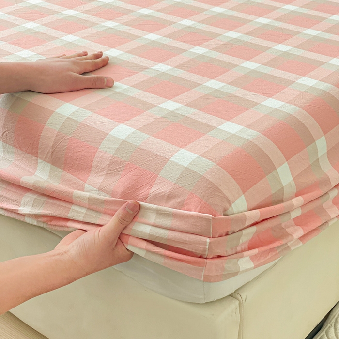 91家纺网 家纺一手货源 找家纺 2025新款全棉水洗棉套件-单床笠 洛伊粉咖小格