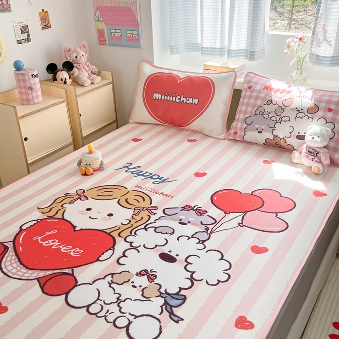 91家纺网 家纺一手货源 找家纺 金爱家  2025新款正版授权miiiiichan可爱卡通大版数码印花A类1200D冰感丝凉感席冰丝三件套平铺床笠系列 可爱莉莉