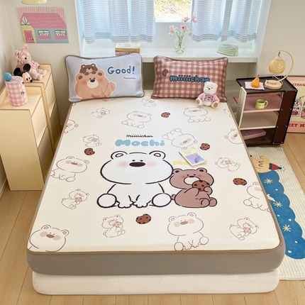 91家纺网 家纺一手货源 找家纺 金爱家  2025新款正版授权miiiiichan可爱卡通大版数码印花A类1200D冰感丝凉感席冰丝三件套平铺床笠系列 曲奇贪吃熊