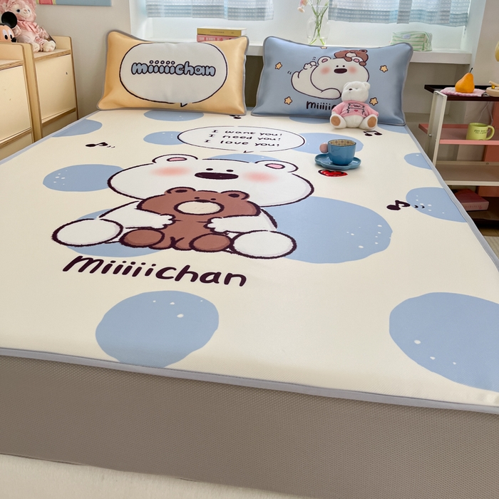 91家纺网 家纺一手货源 找家纺 金爱家  2025新款正版授权miiiiichan可爱卡通大版数码印花A类1200D冰感丝凉感席冰丝三件套平铺床笠系列 蓝色波点熊