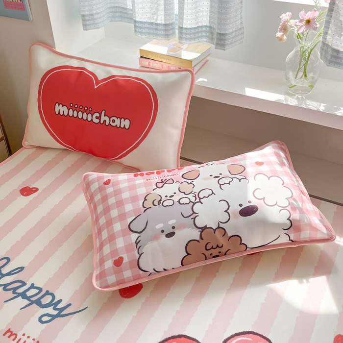 91家纺网 家纺一手货源 找家纺 金爱家  2025新款正版授权miiiiichan可爱卡通大版数码印花A类1200D冰感丝凉感席冰丝三件套平铺床笠系列 可爱莉莉