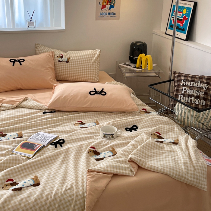 91家纺网 家纺一手货源 找家纺 红嘴企鹅 2025新款卡通毛巾绣空调被夏被四件套 夏被-咖格狗狗