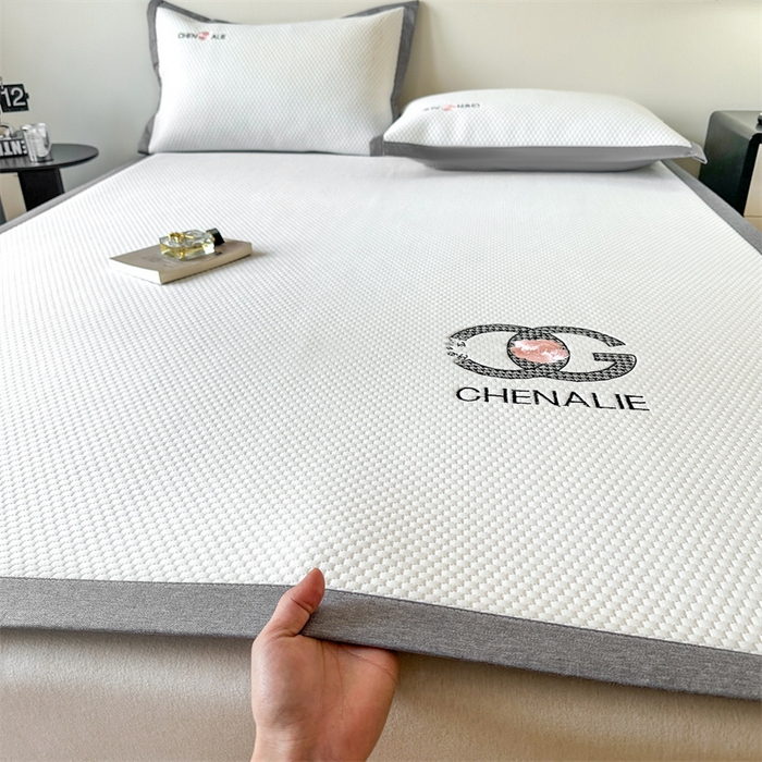 91家纺网 家纺一手货源 找家纺 启程家纺 2025春夏新款冰豆豆凉席刺绣款复合三明治三件套 小香风-白