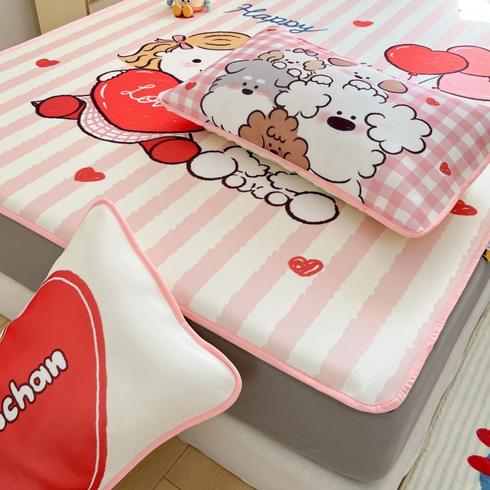 91家纺网 家纺一手货源 找家纺 金爱家  2025新款正版授权miiiiichan可爱卡通大版数码印花A类1200D冰感丝凉感席冰丝三件套平铺床笠系列 可爱莉莉