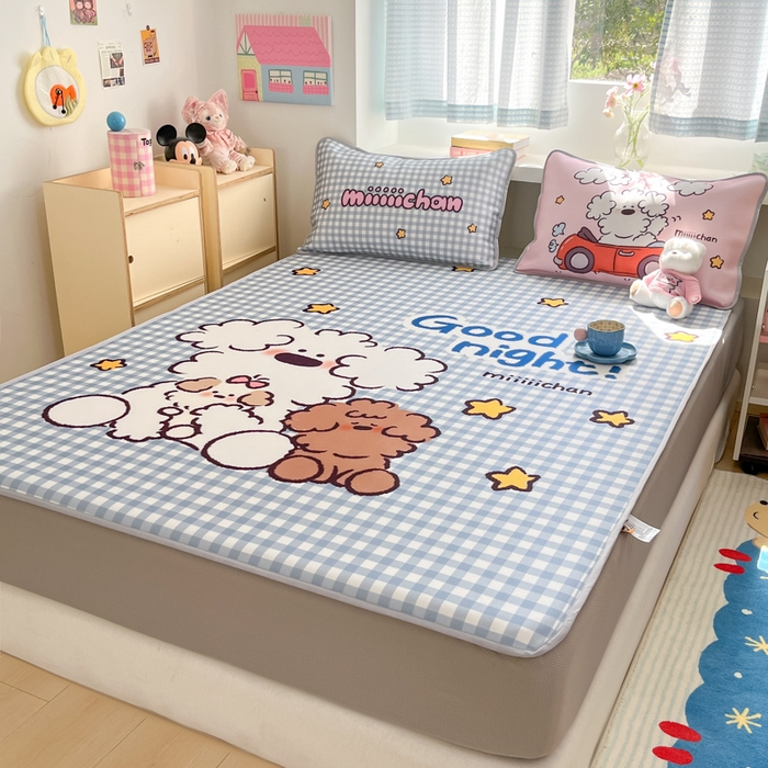 91家纺网 家纺一手货源 找家纺 金爱家  2025新款正版授权miiiiichan可爱卡通大版数码印花A类1200D冰感丝凉感席冰丝三件套平铺床笠系列 俏皮小狗