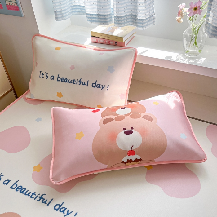 91家纺网 家纺一手货源 找家纺 金爱家  2025新款正版授权miiiiichan可爱卡通大版数码印花A类1200D冰感丝凉感席冰丝三件套平铺床笠系列 牛奶小熊