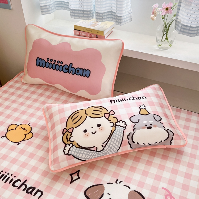 91家纺网 家纺一手货源 找家纺 金爱家  2025新款正版授权miiiiichan可爱卡通大版数码印花A类1200D冰感丝凉感席冰丝三件套平铺床笠系列 狗狗乐园