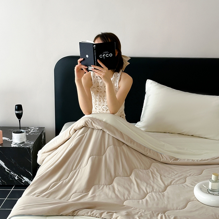 91家纺网 家纺一手货源 找家纺 时年家纺 2025新款升级版180克高定即刻凉感夏被 奶咖米