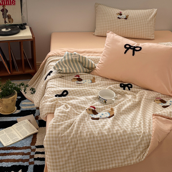 91家纺网 家纺一手货源 找家纺 红嘴企鹅 2025新款卡通毛巾绣空调被夏被四件套 夏被-咖格狗狗