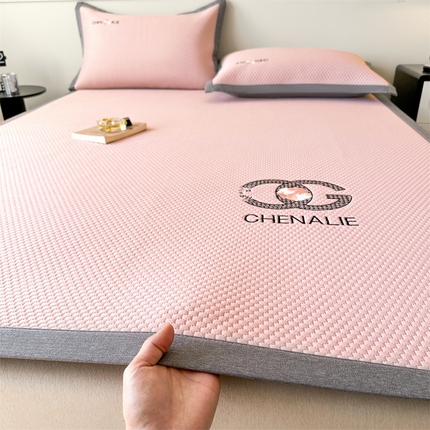 91家纺网 家纺一手货源 找家纺 启程家纺 2025春夏新款冰豆豆凉席刺绣款复合三明治三件套 小香风-粉