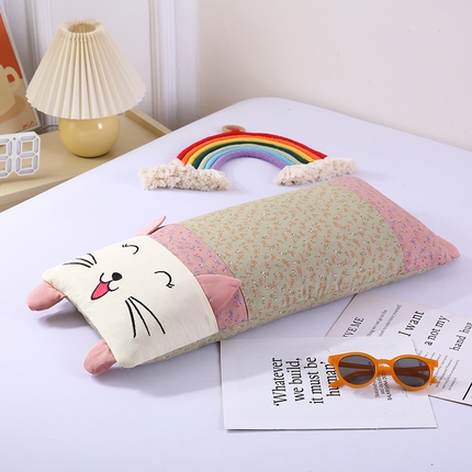 91家纺网 家纺一手货源 找家纺 （总）蔻眠 2025新款大脸猫-全棉印花卡通甜荞麦枕儿童学生护颈枕30x55cm