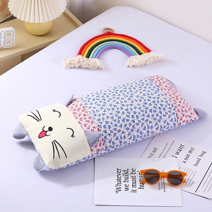 91家纺网 家纺一手货源 找家纺 （总）蔻眠 2025新款大脸猫-全棉印花卡通甜荞麦枕儿童学生护颈枕30x55cm