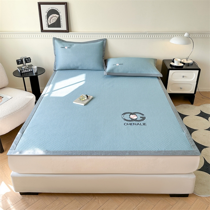 91家纺网 家纺一手货源 找家纺 启程家纺 2025春夏新款冰豆豆凉席刺绣款复合三明治三件套 小香风-蓝