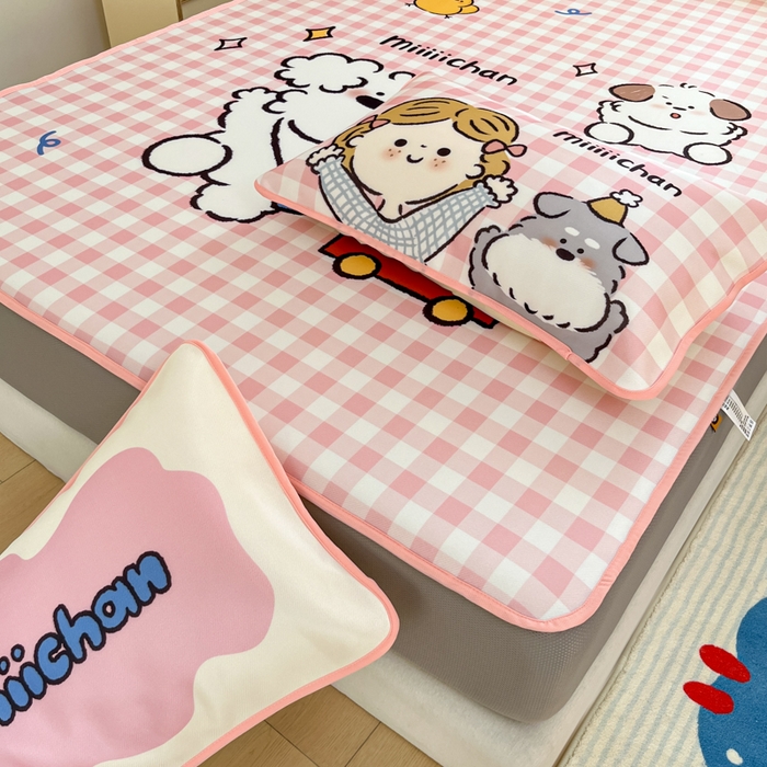 91家纺网 家纺一手货源 找家纺 金爱家  2025新款正版授权miiiiichan可爱卡通大版数码印花A类1200D冰感丝凉感席冰丝三件套平铺床笠系列 狗狗乐园