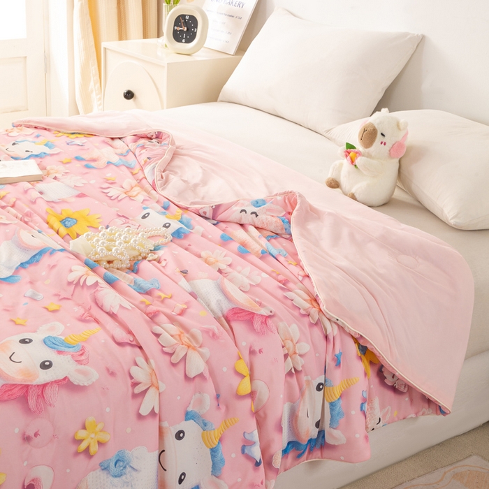 91家纺网 家纺一手货源 找家纺  居易简 2025新款5D夏被空调被A类云母仿锦氨凉感丝夏凉被 粉色独角兽