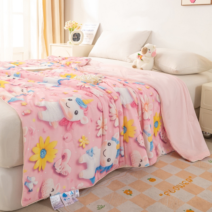 91家纺网 家纺一手货源 找家纺  居易简 2025新款5D夏被空调被A类云母仿锦氨凉感丝夏凉被 粉色独角兽