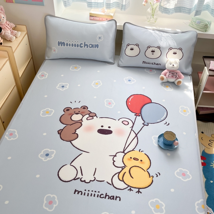91家纺网 家纺一手货源 找家纺 金爱家  2025新款正版授权miiiiichan可爱卡通大版数码印花A类1200D冰感丝凉感席冰丝三件套平铺床笠系列 熊仔派对