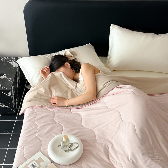 91家纺网 家纺一手货源 找家纺 时年家纺 2025新款升级版180克高定即刻凉感夏被 甜杏粉