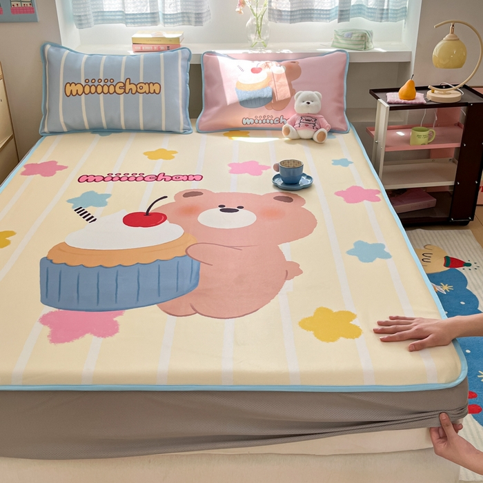 91家纺网 家纺一手货源 找家纺 金爱家  2025新款正版授权miiiiichan可爱卡通大版数码印花A类1200D冰感丝凉感席冰丝三件套平铺床笠系列 奶油小熊