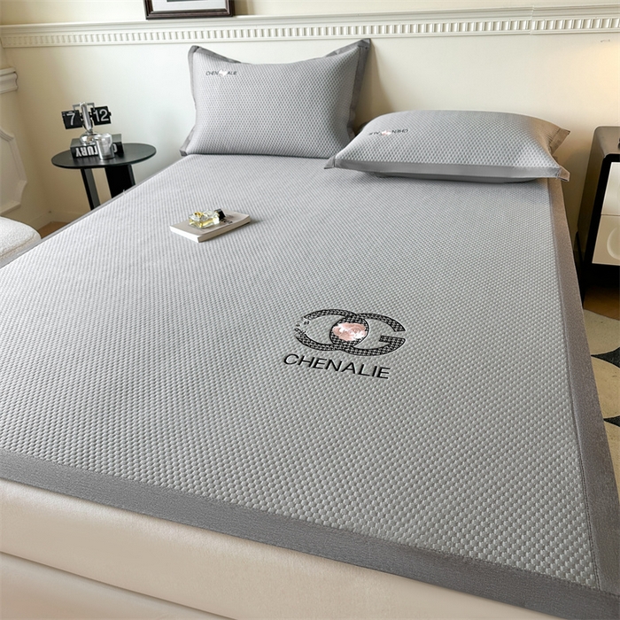 91家纺网 家纺一手货源 找家纺 启程家纺 2025春夏新款冰豆豆凉席刺绣款复合三明治三件套 小香风-灰