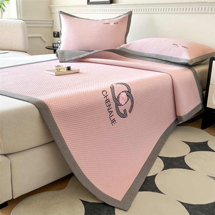 91家纺网 家纺一手货源 找家纺 启程家纺 2025春夏新款冰豆豆凉席刺绣款复合三明治三件套 小香风-粉