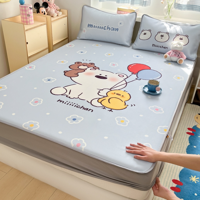 91家纺网 家纺一手货源 找家纺 金爱家  2025新款正版授权miiiiichan可爱卡通大版数码印花A类1200D冰感丝凉感席冰丝三件套平铺床笠系列 熊仔派对