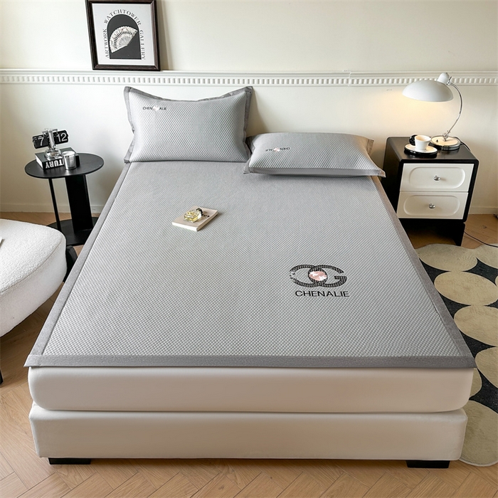 91家纺网 家纺一手货源 找家纺 启程家纺 2025春夏新款冰豆豆凉席刺绣款复合三明治三件套 小香风-灰