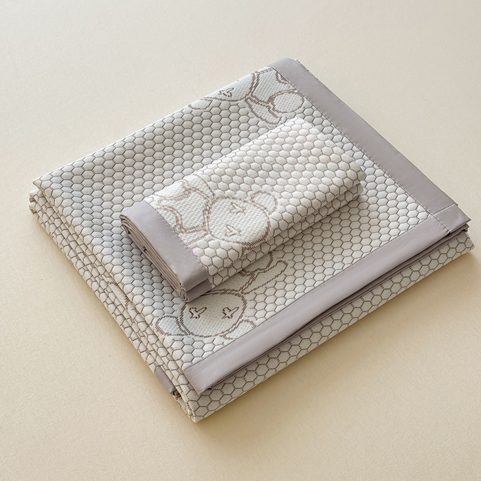 91家纺网 家纺一手货源 找家纺 999家纺   2025新款凉感提花冰豆豆凉席三件套 冰块熊-咖（凉席款）