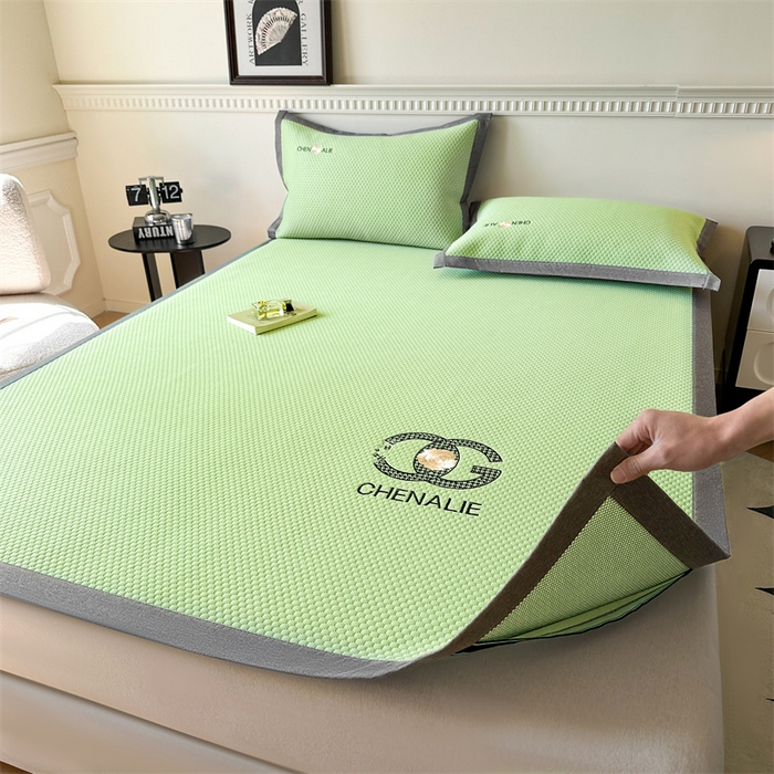 91家纺网 家纺一手货源 找家纺 启程家纺 2025春夏新款冰豆豆凉席刺绣款复合三明治三件套 小香风-绿