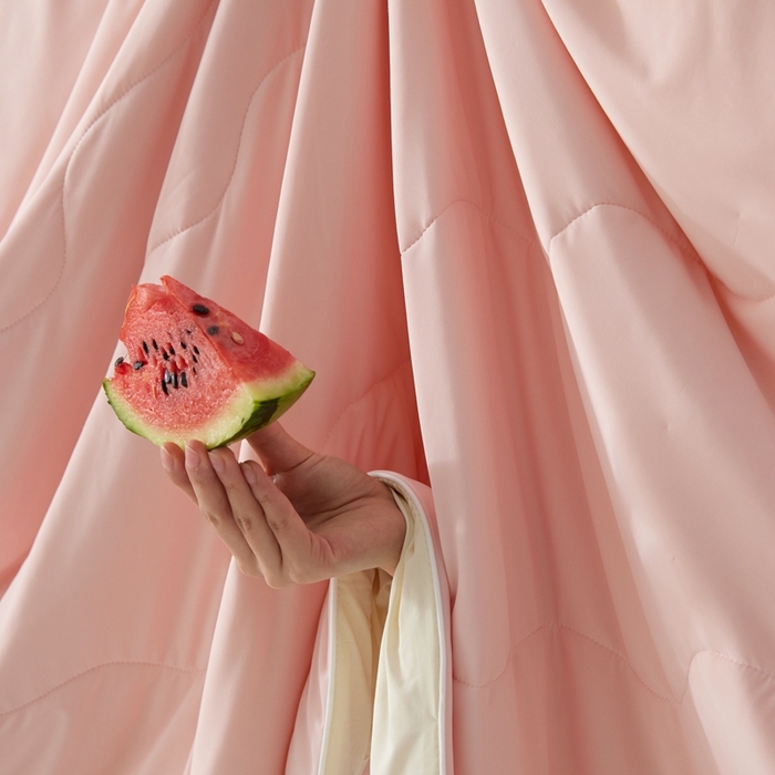 91家纺网 家纺一手货源 找家纺 2025春夏新款A类母婴级西瓜啵啵凉感被锦氨夏凉被空调被 蜜桃粉+淡雅黄