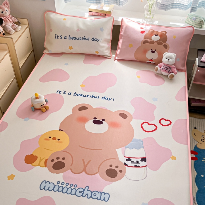 91家纺网 家纺一手货源 找家纺 金爱家  2025新款正版授权miiiiichan可爱卡通大版数码印花A类1200D冰感丝凉感席冰丝三件套平铺床笠系列 牛奶小熊