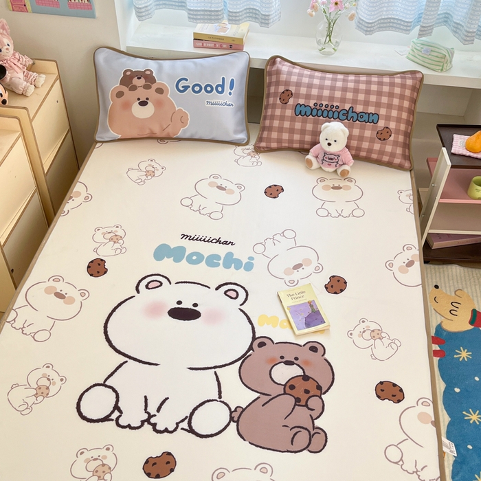 91家纺网 家纺一手货源 找家纺 金爱家  2025新款正版授权miiiiichan可爱卡通大版数码印花A类1200D冰感丝凉感席冰丝三件套平铺床笠系列 曲奇贪吃熊