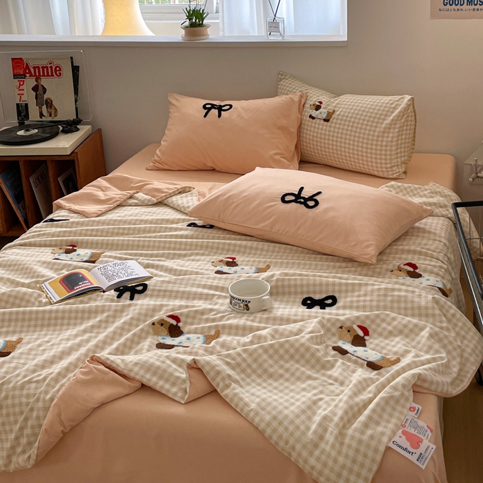 91家纺网 家纺一手货源 找家纺 红嘴企鹅 2025新款卡通毛巾绣空调被夏被四件套 夏被-咖格狗狗