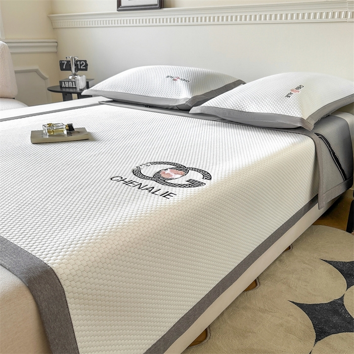 91家纺网 家纺一手货源 找家纺 启程家纺 2025春夏新款冰豆豆凉席刺绣款复合三明治三件套 小香风-白