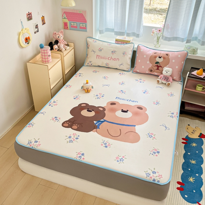 91家纺网 家纺一手货源 找家纺 金爱家  2025新款正版授权miiiiichan可爱卡通大版数码印花A类1200D冰感丝凉感席冰丝三件套平铺床笠系列 花束熊