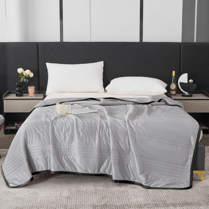 91家纺网 家纺一手货源 找家纺 丝薇雅 2025新款凉感丝夏被冰淇淋夏凉被 黑边-条纹灰色